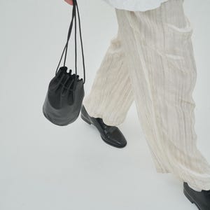 Bolso de hombro minimalista negro con borlas y cordón de piel de cabra imagen 2