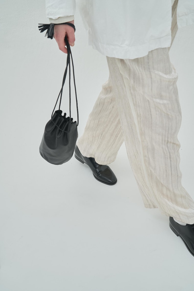 Bolso de hombro minimalista negro con borlas y cordón de piel de cabra imagen 2