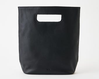 ONE-014 / Borsa a secchiello piccola in pelle minimale / Pelle di mucca / Nera / Borsa tote con manico ritagliato / Unisex