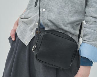 Borsa a tracolla in pelle di capra nera – Borsa minimalista con doppia cerniera, design giapponese