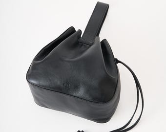ONE-004 / Bolso minimalista de piel de vacuno negra con cordón ajustable / Bolso unisex de una sola asa