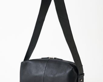 Borsa a tracolla minimal in pelle di mucca / morbida nera, design unisex