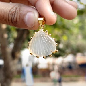 Witte chalcedoon schelp hanger, verguld, kettingbedeltje, edelsteen, handgemaakte sieraden