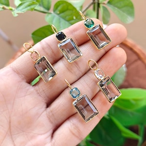 スモーキークォーツペンダントチャーム、キュービックジルコニアアクセントジェムストーン付き、18Kゴールドメッキベゼルセッティング部品