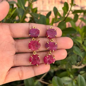 Vergulde, geverfde, robijnrode, ruwe hangoorbellen, griffel, edelsteensieraden, oorbelcomponenten,