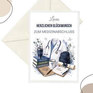 Puede incluir: Una tarjeta de felicitación con sobre blanco que incluye el texto Lucas HERZLICHEN GLÜCKWUNSCH ZUM MEDIZINABSCHLUSS. La ilustración muestra una bata blanca, un estetoscopio, libros etiquetados ANATOMIE PHYSIOLOGIE PHARMAKOLOGIE, una taza y mochila.