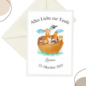 Può includere: Un biglietto di auguri bianco con la scritta "Alles Liebe zur Taufe" e un'illustrazione di animali su una barca. Il biglietto include il nome "Leano" e la data "23. Oktober 2025". Una busta bianco sporco è dietro il biglietto.