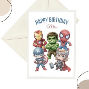 Può includere: Un biglietto d'auguri rettangolare con il testo Happy Birthday Max in caratteri blu e rossi. Il biglietto mostra cinque personaggi supereroi illustrati, tra cui Iron Man, Hulk, Spider-Man, Captain America e Thor.