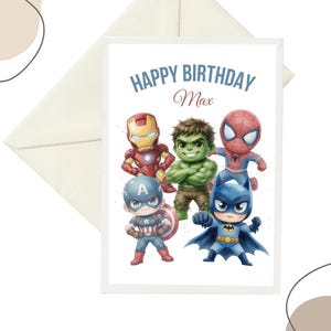 Könnte beinhalten: Eine rechteckige Geburtstagskarte mit dem Text Happy Birthday Max in blauer und roter Schrift. Die Karte zeigt fünf illustrierte Superhelden-Charaktere im Chibi-Stil, darunter Iron Man, Hulk, Spider-Man, Captain America und Batman.