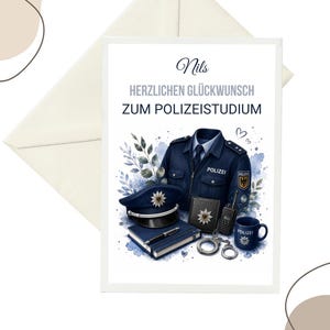 Könnte beinhalten: Eine Grußkarte mit dem Text Nils, HERZLICHEN GLÜCKWUNSCH ZUM POLIZEISTUDIUM, illustriert mit einer dunkelblauen Polizeiuniformjacke, einer Dienstmütze, einem Notizbuch, einem Stift, einem Funkgerät, Handschellen und einer Tasse, akzentuiert durch blaue Aquarellblätter.