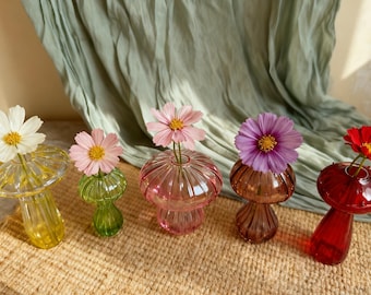 Mini gekleurd glazen vaasje: handgemaakte geblazen glazen vaas, klein cadeau voor haar, zonnevanger, display met kleine bloemen