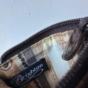 Monedero vintage de los años 90 con cremallera en piel de cocodrilo marrón grabado "Brighton" imagen 4