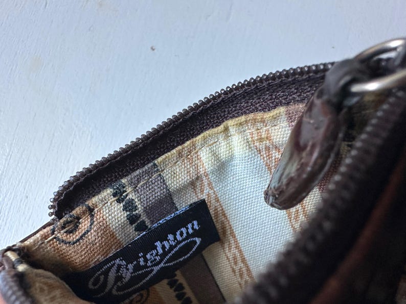 Monedero vintage de los años 90 con cremallera en piel de cocodrilo marrón grabado "Brighton" imagen 4