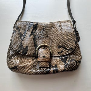 Bolso bandolera vintage de piel de serpiente sintética 'Coach' de los años 90