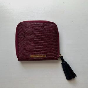 Cartera vintage de los años 90 con cremallera de piel de serpiente sintética en tono arándano oscuro 'Liz Claiborne'