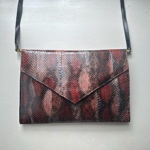 Bolso de mano estilo sobre de piel de serpiente en tonos rojos, estilo 'J. Renee', estilo vintage de los años 80, para hombro o bandolera