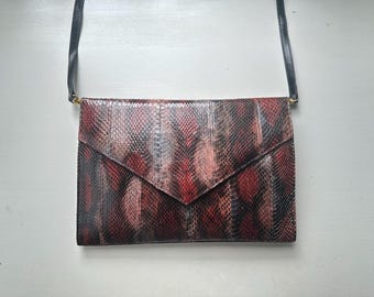 Bolso de mano estilo sobre de piel de serpiente en tonos rojos, estilo vintage de los años 80, para hombro o bandolera, de J. Renee