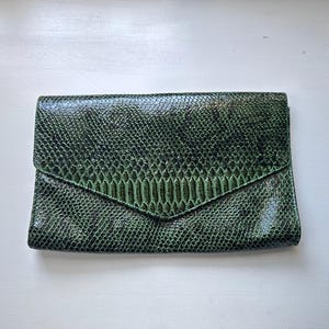 Clutch vintage de piel de serpiente sintética verde y negra 'Giannini' de los años 90