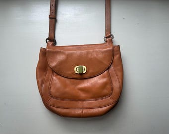 Bolso bandolera estilo silla de montar vintage 'Hobo International' de cuero naranja quemado de los años 90