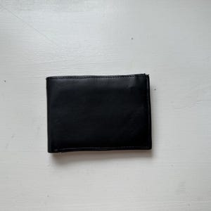 Cartera plegable vintage de cuero negro de los años 80