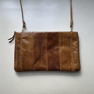 Bolso de hombro convertible vintage de piel de serpiente color canela 'Clement' de los años 70