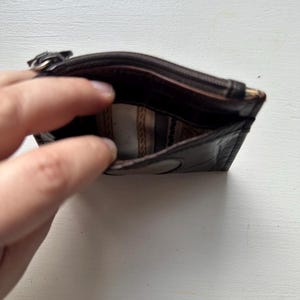 Monedero vintage de los años 90 con cremallera en piel de cocodrilo marrón grabado "Brighton" imagen 8