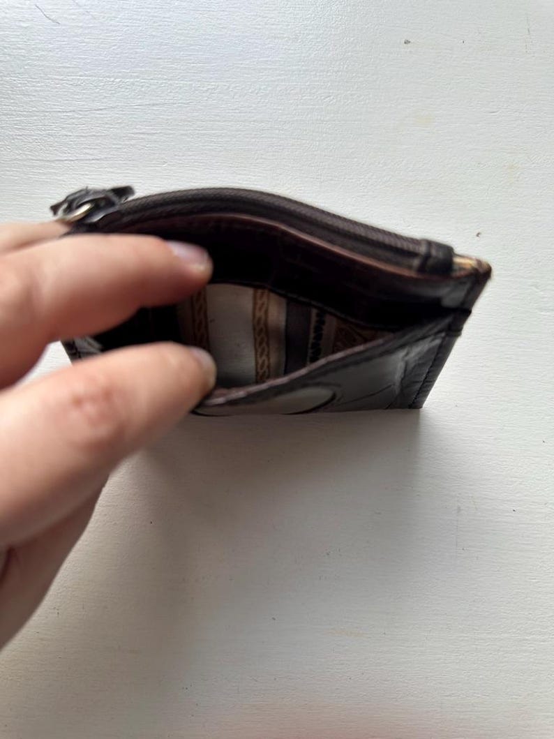 Monedero vintage de los años 90 con cremallera en piel de cocodrilo marrón grabado "Brighton" imagen 8