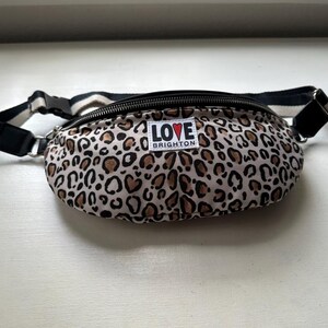 K&ouml;nnte beinhalten: Rustikales Holzschild mit dem wei&szlig;en Schriftzug "Welcome to our home". Das Schild hat ein verwittertes Aussehen und eignet sich ideal f&uuml;r die Dekoration des Eingangsbereichs.