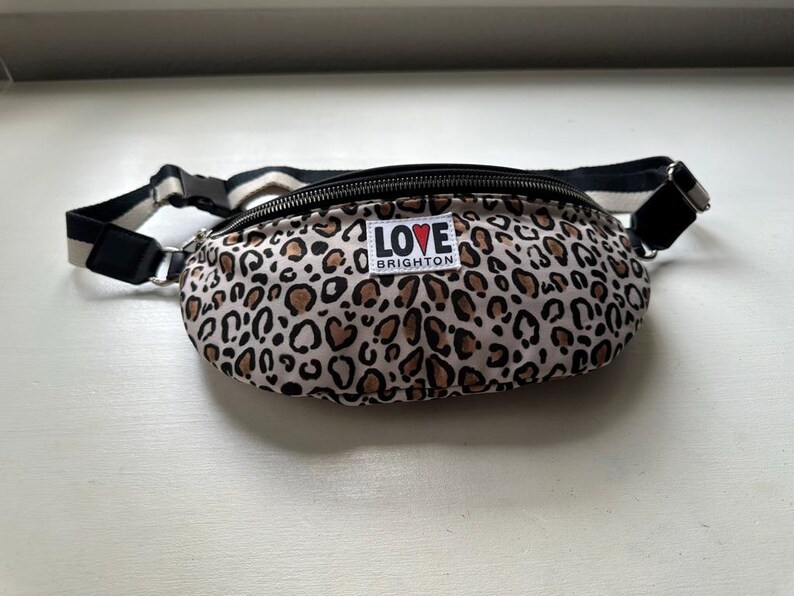 K&ouml;nnte beinhalten: Rustikales Holzschild mit dem wei&szlig;en Schriftzug "Welcome to our home". Das Schild hat ein verwittertes Aussehen und eignet sich ideal f&uuml;r die Dekoration des Eingangsbereichs.