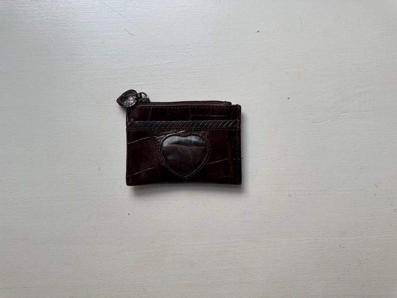 Monedero vintage de los años 90 con cremallera en piel de cocodrilo marrón grabado "Brighton" imagen 6