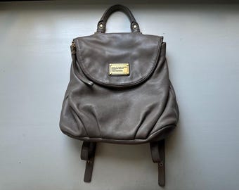 classic leather backpack marc jacobs Buy Medium Bag in Black H301L01FA21 Online in Singapore Branded top handle and convertible shoulder straps that can be detached and adjusted in length Vintage 00s 'Marc By Marc