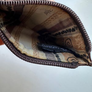 Monedero vintage de los años 90 con cremallera en piel de cocodrilo marrón grabado "Brighton" imagen 5