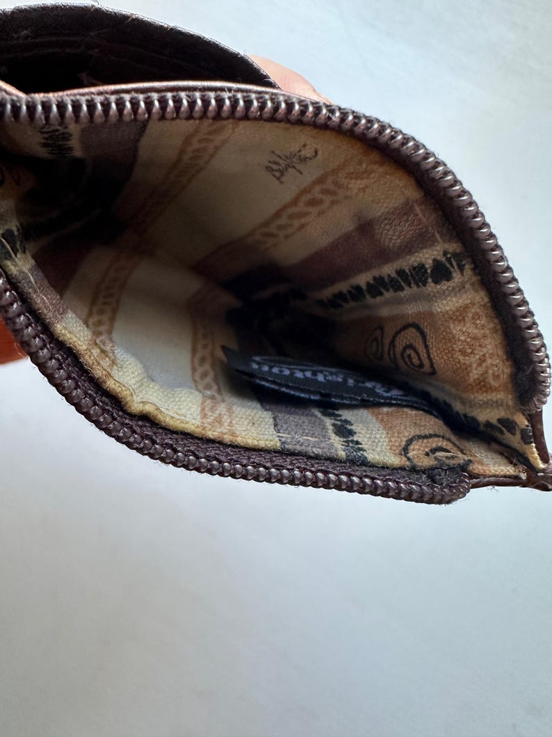 Monedero vintage de los años 90 con cremallera en piel de cocodrilo marrón grabado "Brighton" imagen 5