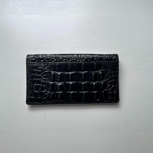 Cartera y porta chequera vintage de piel de cocodrilo negra con relieve de los años 90