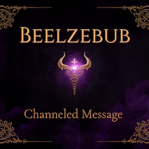 Peut inclure: Un design graphique violet foncé avec le texte BEELZEBUB en haut et Channeled Message en bas. Au centre se trouve un symbole doré orné avec des cornes incurvées et une lumière violette brillante, encadré par des bordures dorées décoratives.