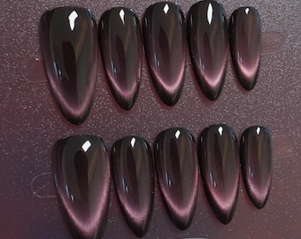 Misteriosa unghia finta a mandorla viola effetto occhio di gatto