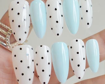 Uñas postizas estilo retro con lunares, pintadas a mano en azul y blanco con forma de almendra.