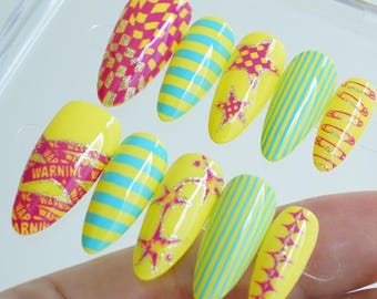 Uñas postizas Millennial Spice: diseño de cuadros rosas con purpurina, reutilizables.