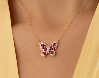 14k gouden vlinderketting, vlinderhanger met robijnrode steen, een elegant verjaardagscadeau met de geboortesteen van juli.