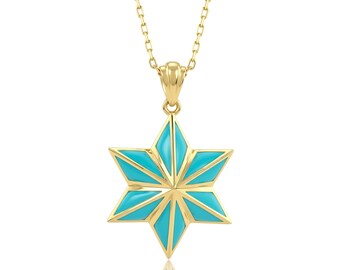 Op de afbeelding: Een goudkleurige ketting met een zespuntige sterhanger. De hanger is ingelegd met heldere turquoise emaille segmenten gescheiden door dunne gouden lijnen, hangend aan een fijne goudkleurige ketting met een gepolijste metalen afwerking.