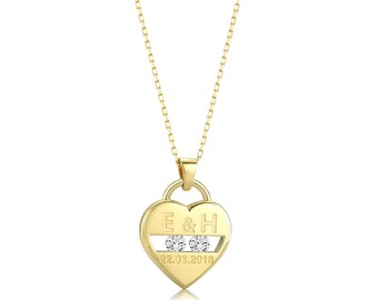 Op de afbeelding: Een goudkleurige hartvormige hanger aan een fijne ketting. De hanger is voorzien van de gegraveerde letters E & H boven twee kleine, heldere, rondgeslepen stenen in een horizontale balk, met de datum 22.03.2018 onderaan gegraveerd.