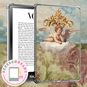 Puede incluir: Funda transparente para Kindle con una cubierta decorativa. La cubierta presenta un querubín sobre una nube, filigrana dorada y motivos florales. El texto "ACCESSORIES FOR EVERY CHAPTER" y "Kindle" es visible.