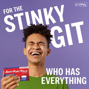 Puede incluir: Una persona sonriendo, sosteniendo una caja de "Pastillas Anti-Gases" sobre un fondo morado. La caja es roja y blanca, con texto que indica "Extra Fuerte" y uso "D&iacute;a y Noche". Texto blanco grande dice "FOR THE STINKY GIT" y "WHO HAS EVERYTHING".