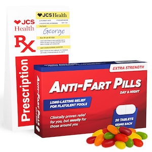 Puede incluir: Una caja roja y azul de "Anti-Fart Pills" con el texto "Extra Strength" y "Day & Night". Un formulario de receta est&aacute; al lado de la caja, con el nombre del paciente "George". Pastillas coloridas, parecidas a caramelos, en primer plano.
