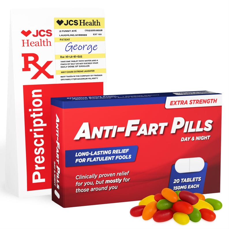 Puede incluir: Una caja roja y azul de "Anti-Fart Pills" con el texto "Extra Strength" y "Day & Night". Un formulario de receta est&aacute; al lado de la caja, con el nombre del paciente "George". Pastillas coloridas, parecidas a caramelos, en primer plano.