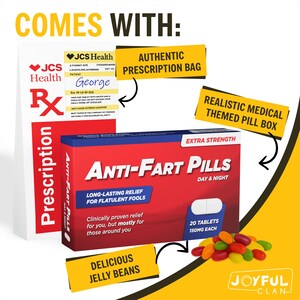 Puede incluir: Un paquete de producto humor&iacute;stico con "Pastillas Anti-Flato" en una caja roja y azul, con una receta, gominolas y una bolsa de receta. La caja indica "Alivio duradero para tontos flatulentos".