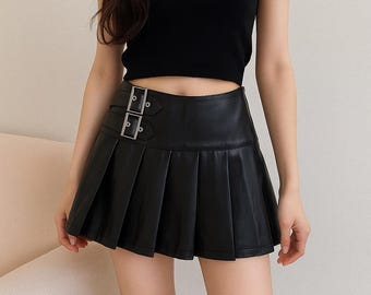 Minifalda plisada de piel sintética / Detalle de hebilla en la cintura alta
