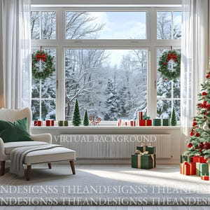 Può includere: Una scena natalizia accogliente con un albero decorato, regali e una vista invernale innevata attraverso una grande finestra. Una poltrona bianca con un cuscino verde e un poggiapiedi sono in primo piano. Ghirlande e piccoli alberi decorano la finestra.