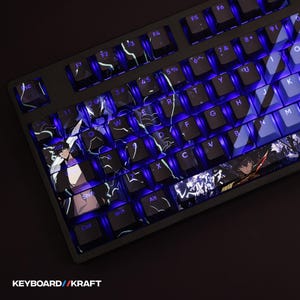 Puede incluir: Un teclado mecánico negro con retroiluminación azul. Las teclas presentan letras blancas e ilustraciones personalizadas. El teclado tiene un diseño único con patrones de rayos y ilustraciones de personajes de estilo anime. El texto "KEYBOARD // KRAFT" está en la parte inferior.