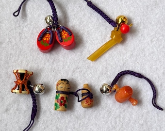 Vintage Japanse telefoonkoordjesset van 5, Showa retro mini-bedeltjes, geta sandalen, kokeshi-pop, taiko-trommel en gelukshamer.